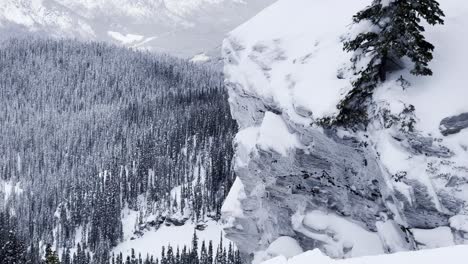 Panoramablick-Auf-Die-Landschaft-Vom-Gipfel-Des-Mount-Mackenzie-In-Revelstoke,-Britisch-Kolumbien