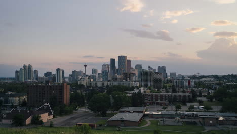 Zeitraffer-Der-Lebendigen-Farben-Der-Stadt-Eines-Warmen-Sonnenuntergangs-Oder-Sonnenaufgangs-Calgary,-Alberta,-Kanada