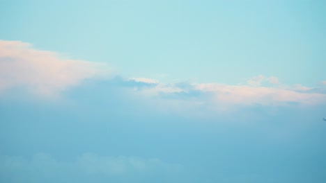 Fliegendes-Flugzeug-Bei-Stürmischem-Wetter,-Blauer-Himmel,-Surfende-Wolken,-4k-Video