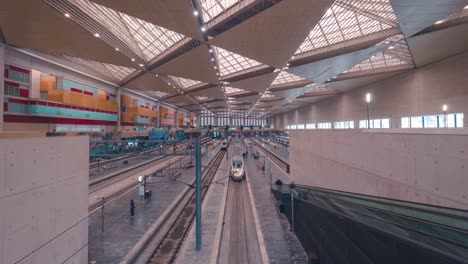 Zaragoza-Delicias-Bahnhof-Zeitraffer-Hochgeschwindigkeitszug-Ave-In-Spanien-Stadt