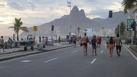 Gente-Local-Brasileña-Caminando-Por-La-Calle-Junto-A-La-Playa-De-Copacabana-Durante-El-Fin-De-Semana