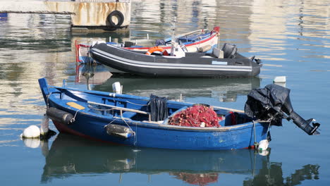 Kleine-Verankerte-Fischer--Und-Freizeitboote-Im-Hafen-Von-Bari-In-Italien