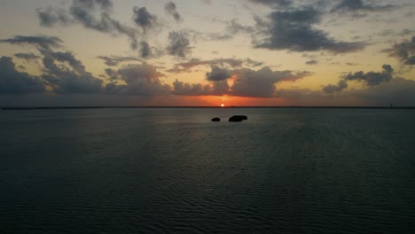 Drohnenschuss,-Der-über-Die-Tropischen-Gewässer-Von-Cancun-In-Richtung-Sonnenuntergang-Fliegt