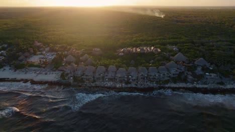Luftaufnahme-Des-Öko-Chic-Azulik-Resorts-Mit-Brechenden-Karibischen-Meereswellen