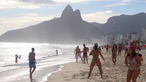 Eine-Menge-Brasilianer,-Die-Am-Wochenende-Frescobol-Am-Copacabana-strand-Spielen