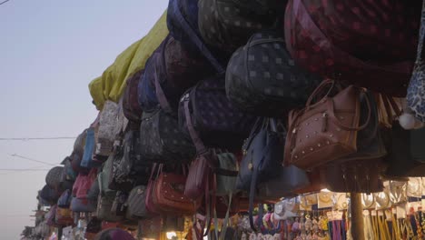 Taschen-Speichern-Im-Dorffest-Jatra-Indien-Maharashtra-Street-Shop