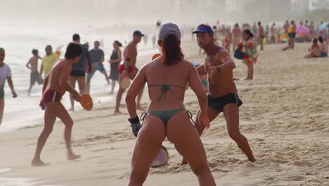 Berühmter-Copacabana-Strand-Mit-Leuten,-Die-Frescobol-Spielen
