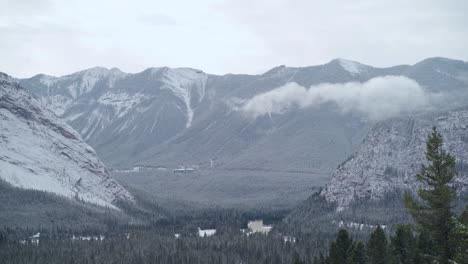 Hermosa-Montaña-En-Nevado-Banff,-Alberta,-Canadá
