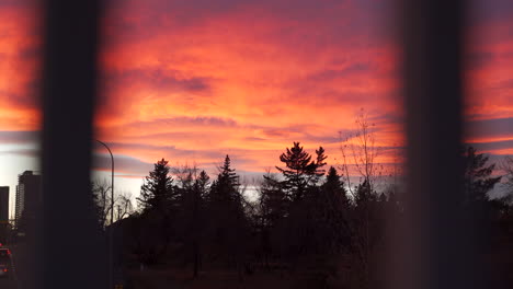 Lebendige-Farben-Eines-Warmen-Sonnenuntergangs-Oder-Sonnenaufgangs-In-Calgary,-Alberta,-Kanada