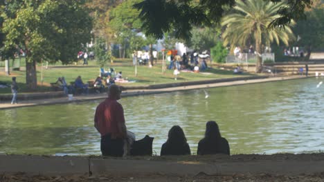 Silhouette-Einer-Familie,-Die-Am-See-Im-Yarkon-Park-Tel-Aviv-Sitzt-Und-Ein-Selfie-#002-Macht