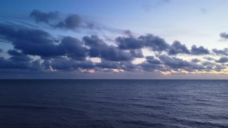 Luftbild-Schöne-Meereslandschaft-Mit-Endlosem-Wasser-Am-Horizont