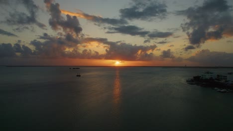 Luftaufnahme-Des-Sonnenuntergangs-Von-Cancun,-Mexiko