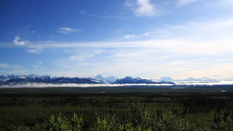 Schneebedeckte-Berge-Ragen-Durch-Wolken-In-Der-Wildnis-Von-Alaska