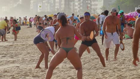 überfüllter-Copacabana-Strand-Mit-Leuten,-Die-Frescobol-Spielen