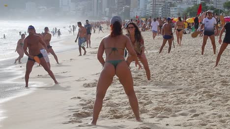 Freunde,-Die-An-Einem-Heißen-Sommertag-Frescobo-Am-Strand-Von-Copacabana-Spielen