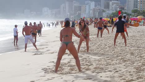 Menschenmenge,-Die-An-Einem-Heißen-Sommertag-Frescobol-Am-Strand-Von-Copacabana-Spielt
