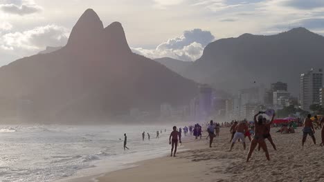 Copacabana-Strand-Mit-Rio-De-Janeiro-Stadtskylinen-Und-Den-Berühmten-Bergen-Im-Hintergrund