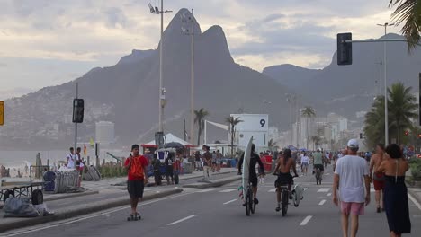 Straße-In-Rio-De-Janeiro-Entlang-Der-Copacabana-Mit-Blick-Auf-Die-Berühmten-Berge