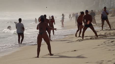 Leute,-Die-Frescobol-Oder-&quot;frischen-Ball&quot;-Am-Copacabana-strand-In-Der-Silhouette-Spielen