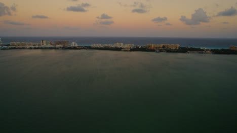 Luftaufnahme-Des-Cancun-La-Isla-Strip-Bei-Sonnenuntergang