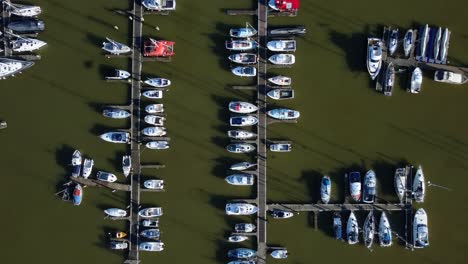Vogelperspektive-Aus-Der-Vogelperspektive-Weiße-Boote-Und-Luxusyachten,-Die-Im-Jachthafen-Festgemacht-Sind