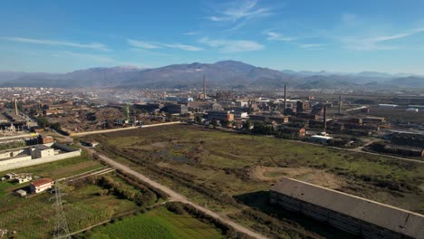 Humo-Saliendo-De-Las-Chimeneas-De-Los-Hornos-En-La-Zona-Industrial-De-La-Fábrica-Metalúrgica-En-Elbasan,-Albania