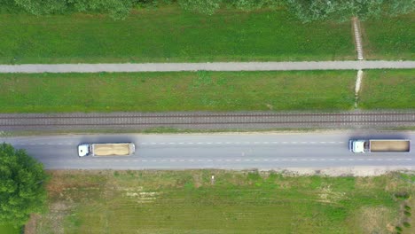 Lastwagen-Mit-Steinen-Von-Der-Baustelle-Bei-Malerischer-Naturansicht,-4k-Luftdrohnenaufnahmen