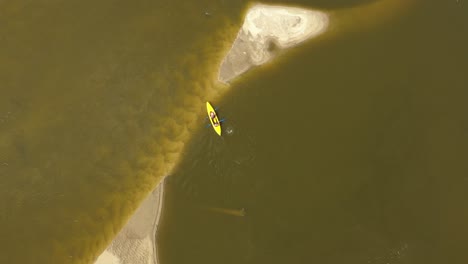 Rafting-En-El-Río,-Kayak-Vista-Desde-Una-Altura,-Equipo-De-Exploradores-Flotando-En-Un-Río