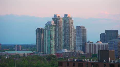 Schöne-Gebäude-Mit-Warmen-Himmel-Sonnenuntergang-Wolken-Am-Abend-In-Calgary,-Alberta,-Kanada-Stadtbild
