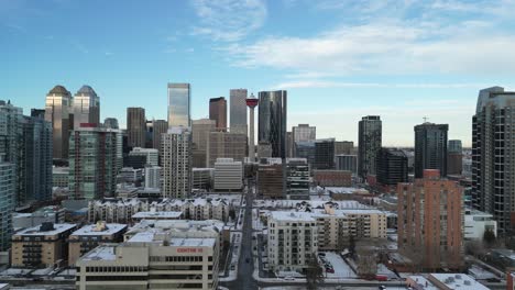 Luftdrohnenansicht-Verlangsamt-Sich-In-Richtung-Des-Calgary-Tower