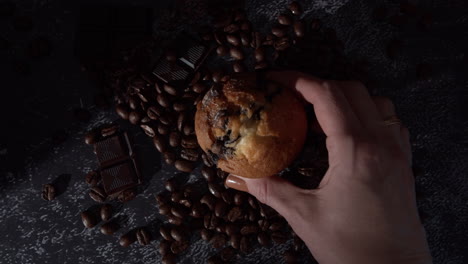 Schokoladen-Cupcake-Auf-Dekoriertem,-Dunklem,-Stimmungsvollem-Hintergrund