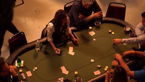 Poker-Dealer,-Der-Karten-Auf-Dem-Tisch-Austeilt
