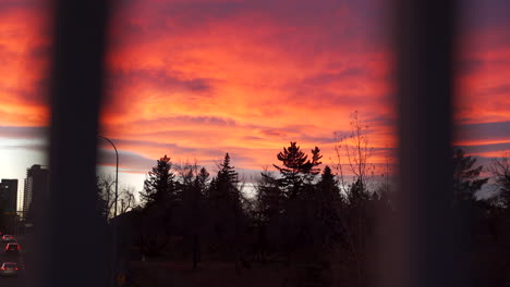 Bunter-Warmer-Sonnenaufgang-Oder-Sonnenuntergang-In-Der-Stadt-Im-Herbst-Im-Oktober-In-Calgary,-Alberta,-Kanada