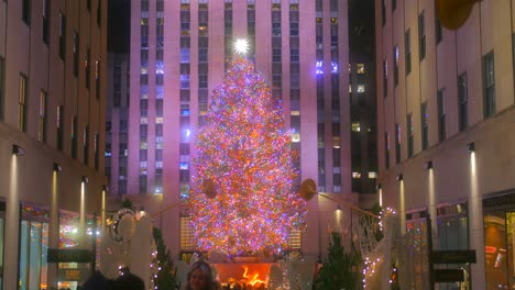 Rockefeller-Center-Christmas-Tree-With-Colorful-Lights-At-Night-In-Midtown-Manhattan,-New-York,-USA