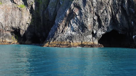 Wellen-Krachen-Gegen-Felsen-Auf-Der-Insel-Im-Wunderschönen-Blauen-Ozean