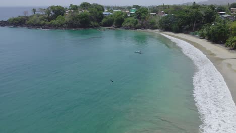 Luftaufnahme-Eines-Mannes,-Der-Von-Einem-Boot-Aus-Auf-Der-Karibischen-Insel-Tobago-Fischt