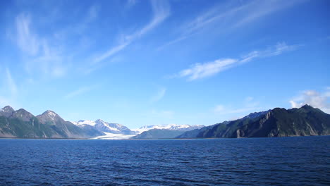 Hermoso-Océano-Azul-Pasa-Por-Glaciares-Y-Montañas-Cubiertas-De-Nieve-En-Alaska