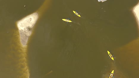 Rafting-En-El-Río,-Kayak-Vista-Desde-Una-Altura,-Equipo-De-Exploradores-Flotando-En-Un-Río