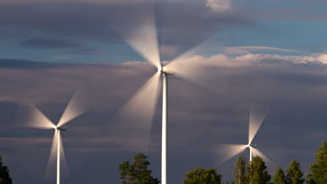 Zeitraffer-Von-Windkraftanlagen-Bei-Bewölktem-Wetter