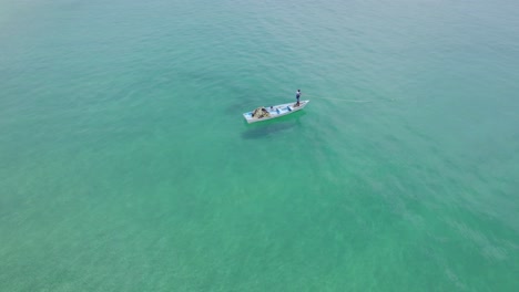 Ein-Typ,-Der-Von-Einem-Boot-Aus-Fischt,-Luftbild-360-Grad-Pfanne-Auf-Der-Tropischen-Insel-Tobago-In-Der-Karibik