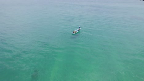 Drohnenansicht-Eines-Fischers,-Der-An-Einem-Sonnigen-Tag-Auf-Der-Karibischen-Insel-Tobago-Von-Seinem-Boot-Aus-Fischt-360-Grad-Ansicht