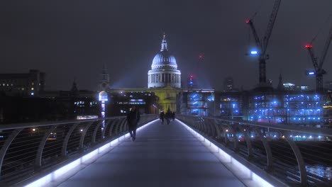 Die-Millennium-Bridge-Führt-Nachts-Zur-Saint-Paul&#39;s-Cathedral-Im-Zentrum-Von-London