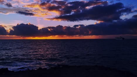Zeitraffer-Der-Wunderbaren-Seelandschaft-Bei-Sonnenuntergang,-Boote,-Die-Auf-Der-Insel-Teneriffa,-Kanarien,-Spanien-Fahren