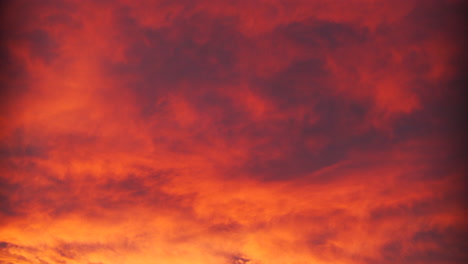 Bunte-Warme-Sonnenaufgangs--Oder-Sonnenuntergangswolken-In-Der-Stadt-Während-Des-Herbstes-Im-Oktober-In-Calgary,-Alberta,-Kanada