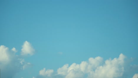 Zeitraffer,-Zeitrafferaufnahme-Einer-Surfenden-Weißen-Wolke-Am-Blauen-Himmel,-4k-Video