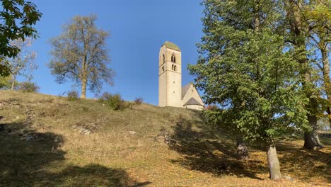 Una-Iglesia-En-La-Ladera-De-La-Montaña-En-La-Zona-Rural-De-Graz,-Austria
