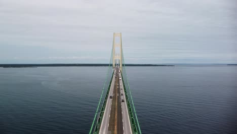 Aéreo-Puente-Mackinac-Vuelo-De-Frente-Por-Carretera