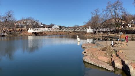 Fluss-Mit-Brücke-In-Der-Malerischen-Stadt-Oklahoma