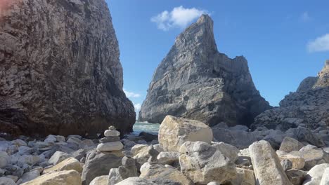 Gestapelte-Felsen-Und-Steine-In-Der-Nähe-Von-Ursa-Beach-In-Portugal