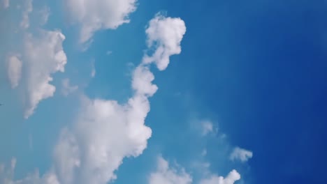 Nahtlose-Schleife-Aus-Flauschigen-Wolken-Am-Blauen-Himmel-In-Einem-Sommerschuss-An-Einem-Klaren-Tag